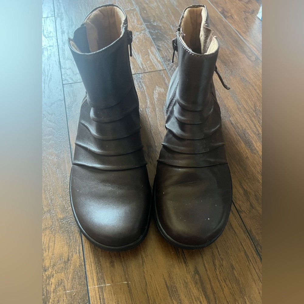 EUC Clarks Ruched Brown Boots